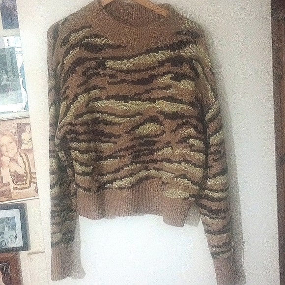 UK Sweaters - Adorable sweater w/ tiger stripes adorned w/ gold thread ( L)